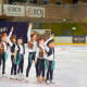 Les patineuses du groupe bleu, munies de leur fouet attaché à la ceinture, sur la musique dʼIndiana Jones.