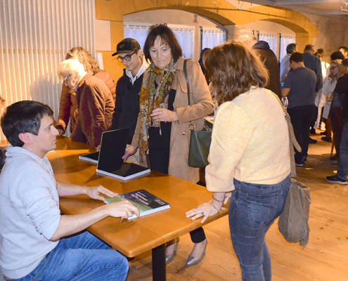 De mains en mains ! Fabian Spigariol (au premier plan) et Johann Boffetti ont signé près de 70 exemplaires de leur livre de photos animalières, samedi, aux Six-Communes.
