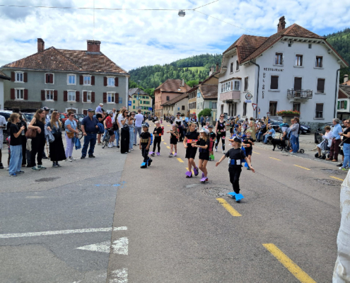 Les élèves de Buttes ont fait souffler un vent marin sur le cortège avec leur thème « Sous l’océan », riche en couleurs et en créativité
