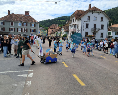 Les élèves de Buttes ont fait souffler un vent marin sur le cortège avec leur thème « Sous l’océan », riche en couleurs et en créativité