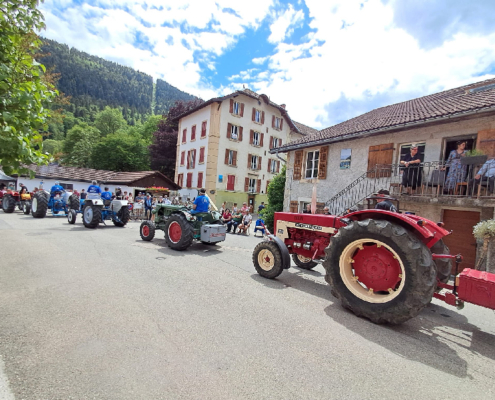Les tracteurs étaient eux aussi à la fête, défilant en nombre dans les rues du village