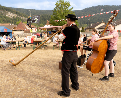 La Foulée folklorique, accompagnée au cor des Alpes par Piron, a fait vibrer le public au rythme des traditions et de la bonne humeur ! © Mathieu Hofner