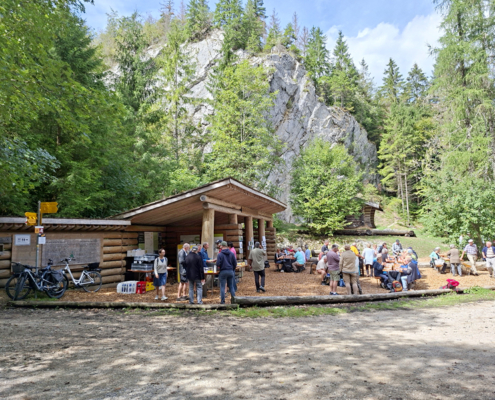 L’assemblée s’est poursuivie au pavillon du bas des gorges autour d’un frugal mais néanmoins excellent repas dans une ambiance conviviale et festive