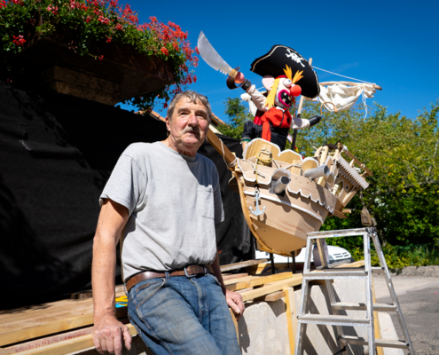 Rémy Rota, en plein montage de la fontaine. © Mathieu Hofner