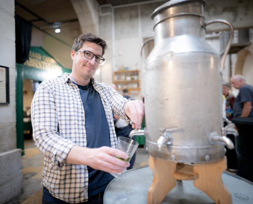 Romain Wanner, de la distillerie covassonne Wanner et président d’Absinthe en fête. © Mathieu Hofner