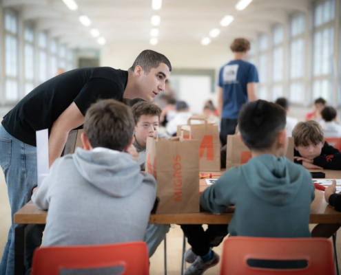 Sonny Basso, étudiant à l’EPFL, explique le principe de l’électricité aux jeunes participants © Mathieu Hofner