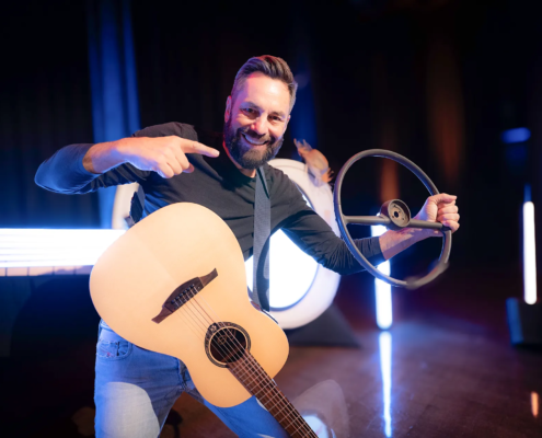 Rémi Comptines, le « Henri Dès français », et sa guitare à tiroirs. © Mathieu Hofner