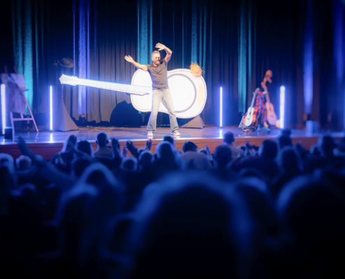 Tout le monde chante et danse, même les parents. © Mathieu Hofner